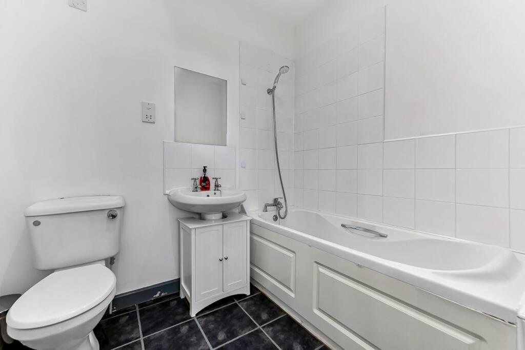 Large Group & Contractor Booking! Duplex W/Parking Milton Keynes Bagian luar foto